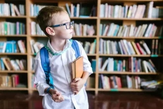 un enfant à la bibliothèque